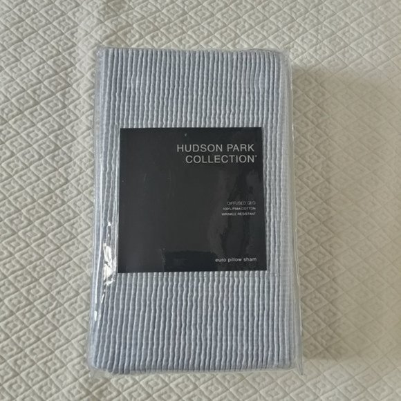 Hudson Park Diffused Geo Queen Bedding Set - 7 items. - Picture 9 of 12